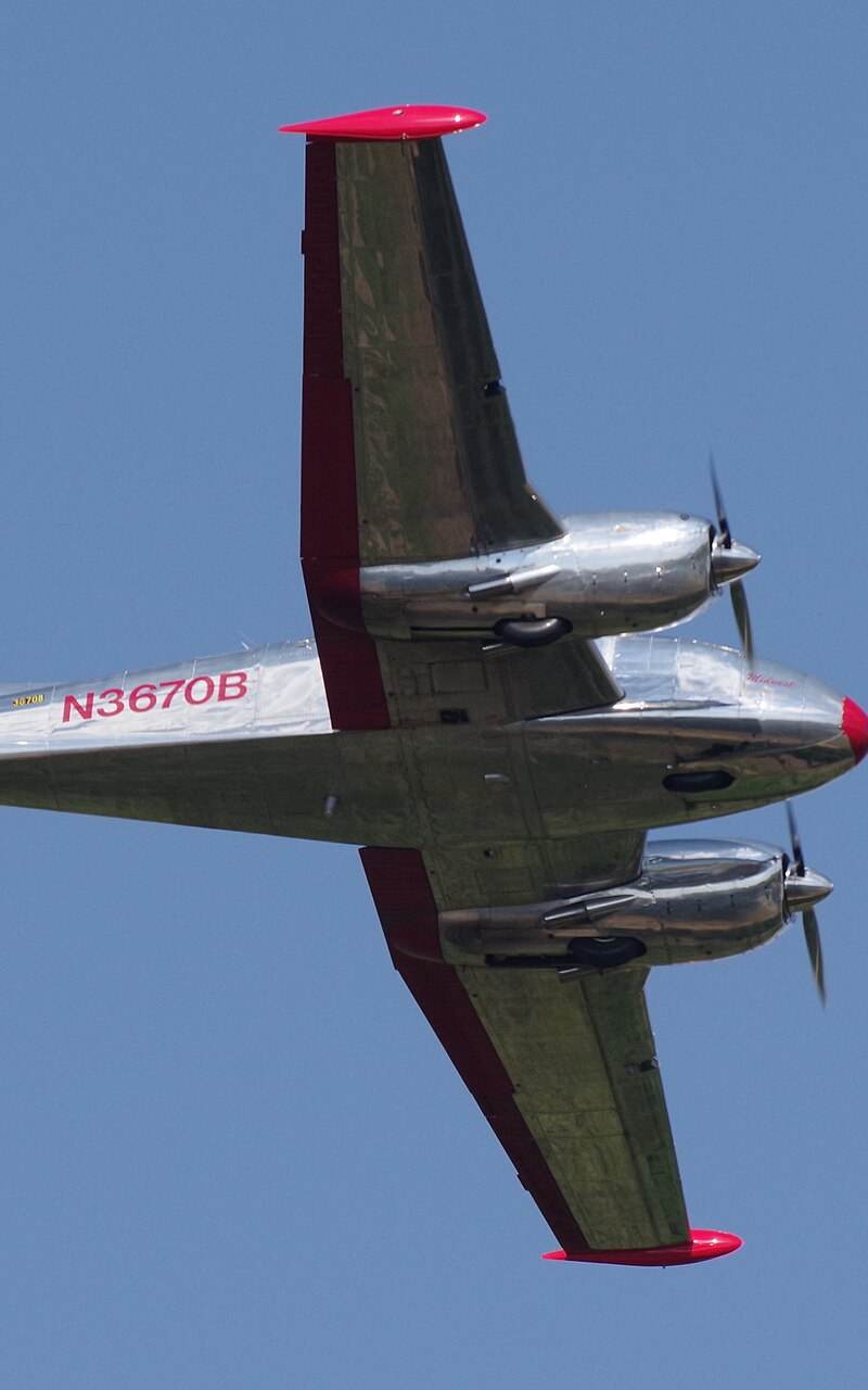 N3670B - Twin-engine aircraft