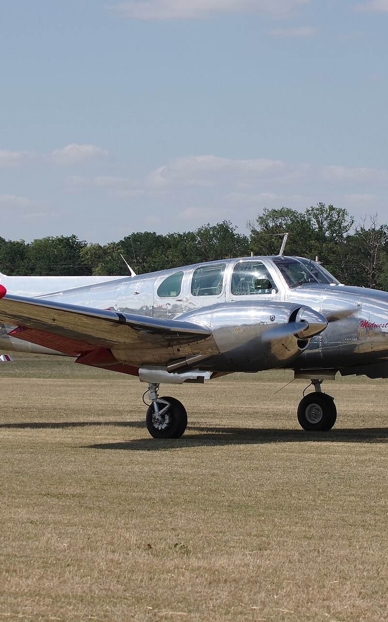 N3670B - Twin-engine aircraft
