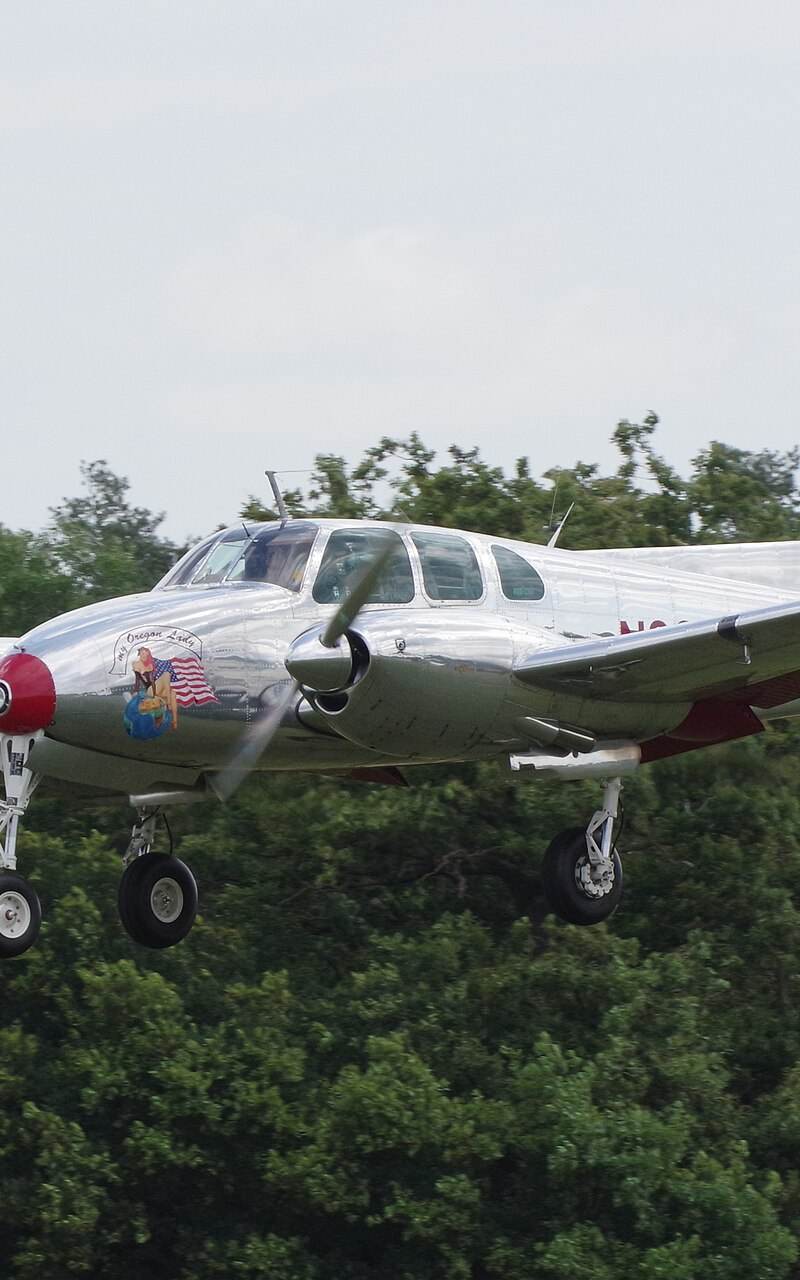 N3670B - Twin-engine aircraft