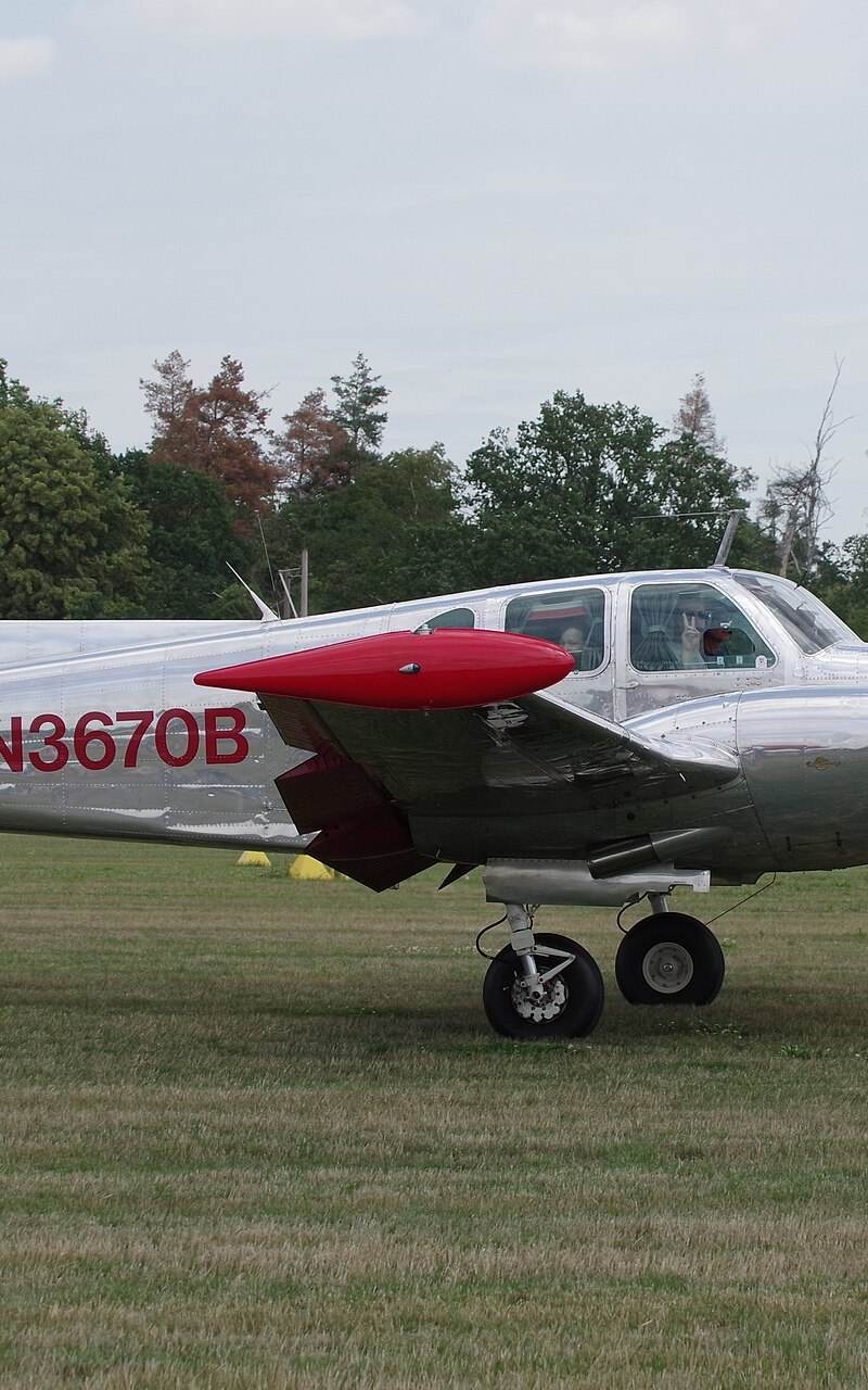 N3670B - Twin-engine aircraft
