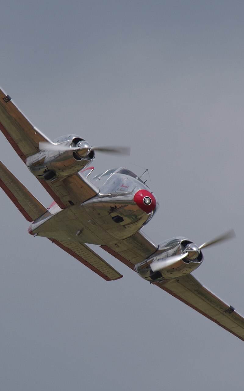 N3670B - Twin-engine aircraft