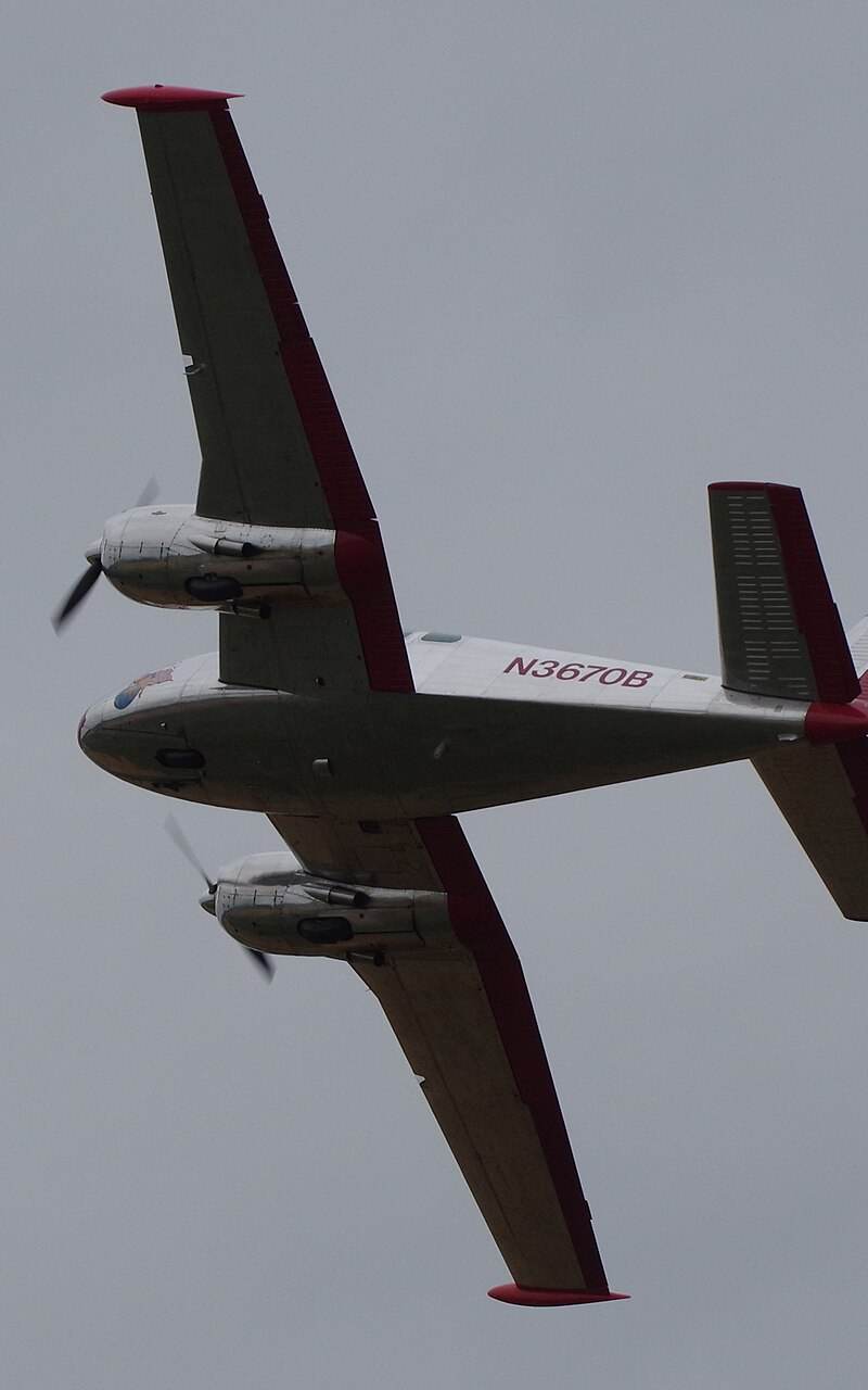 N3670B - Twin-engine aircraft