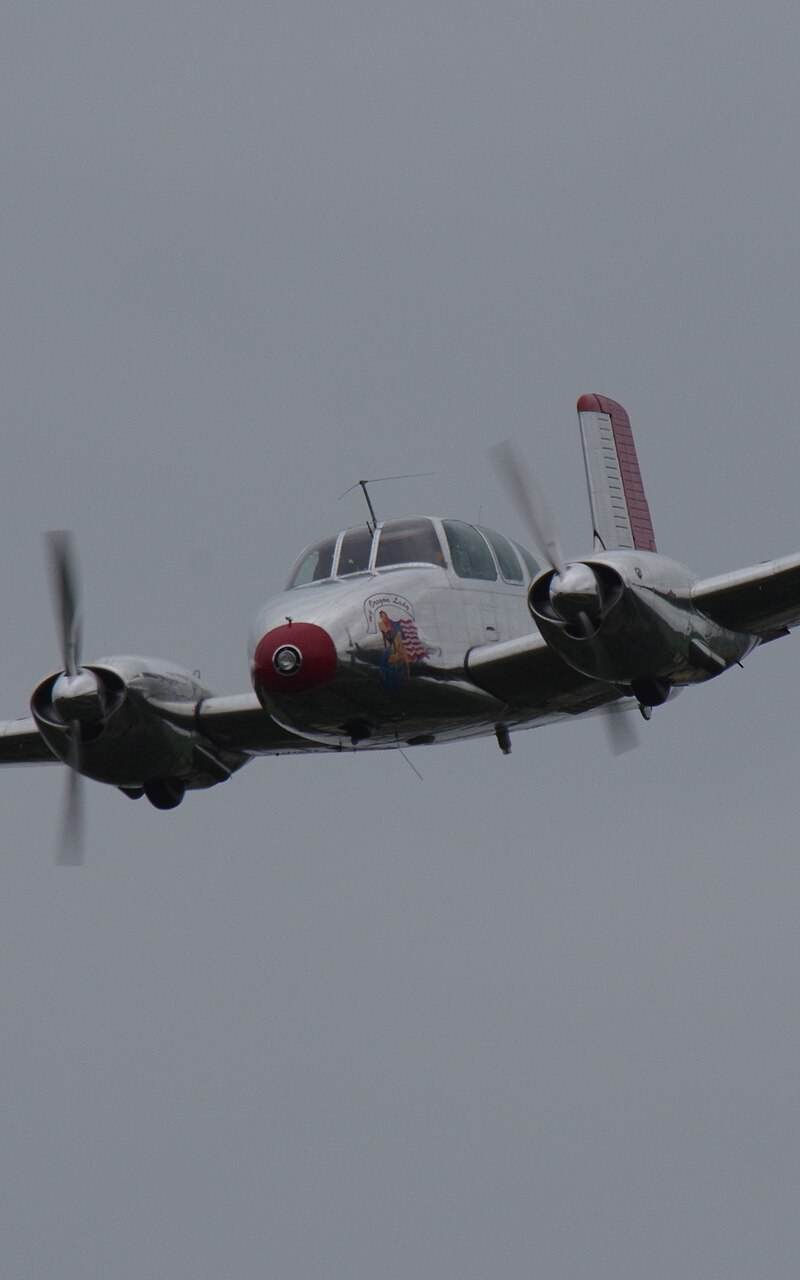 N3670B - Twin-engine aircraft