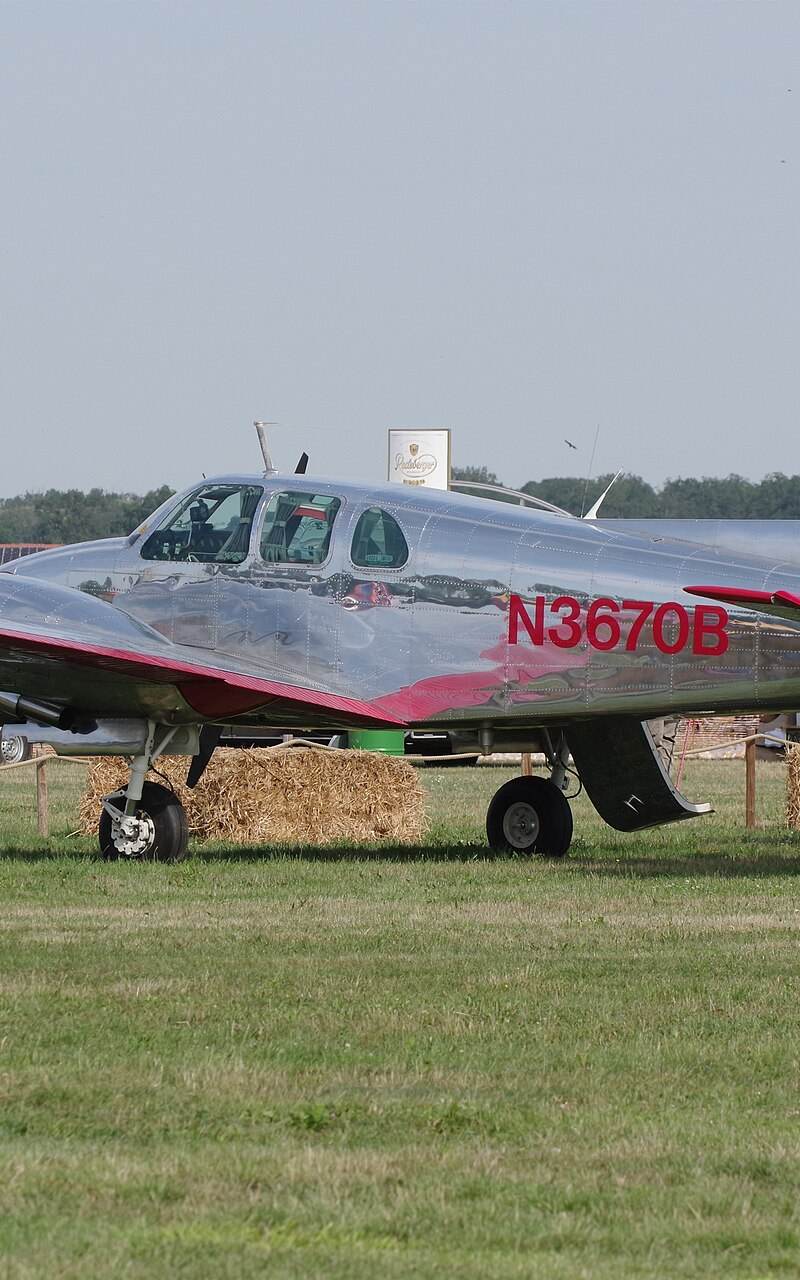 N3670B - Twin-engine aircraft
