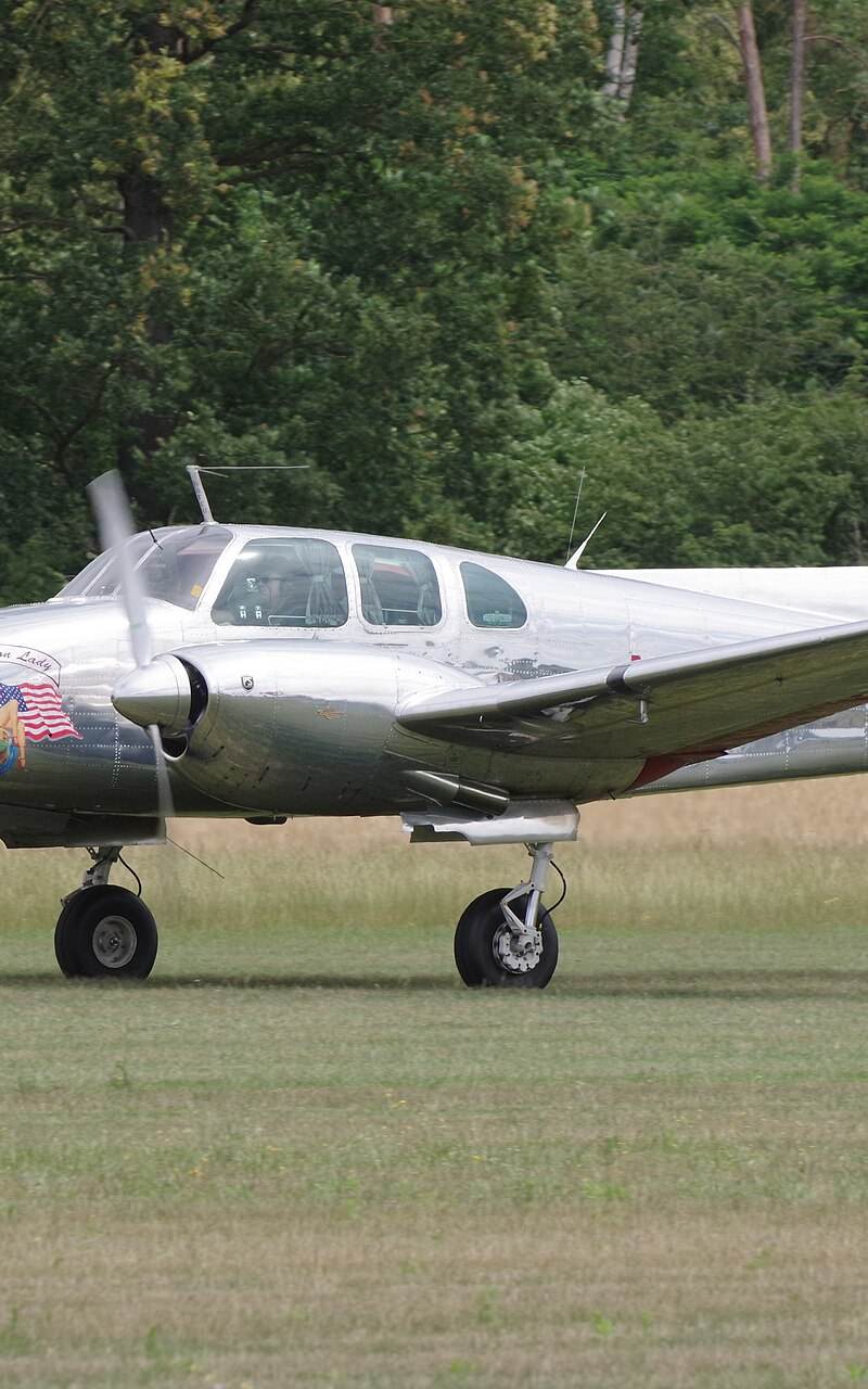 N3670B - Twin-engine aircraft