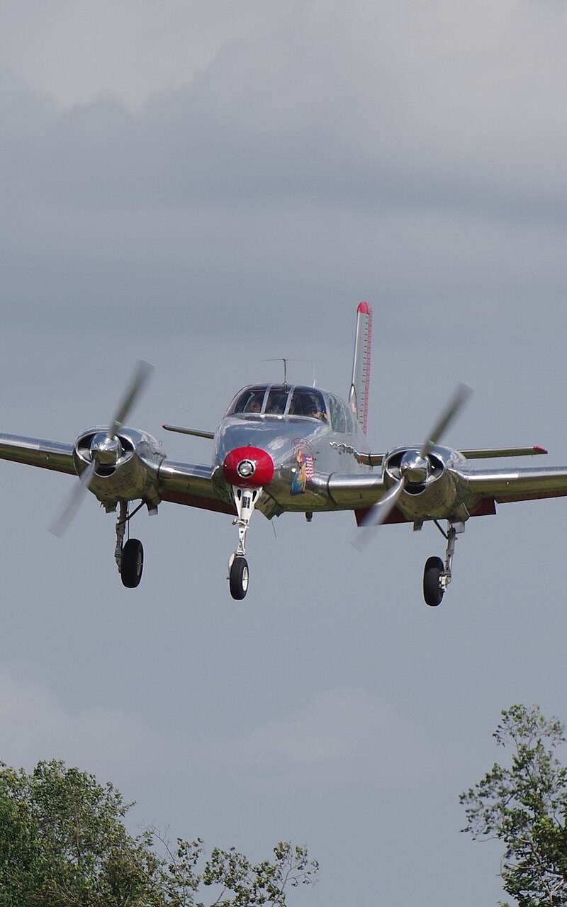 N3670B - Twin-engine aircraft