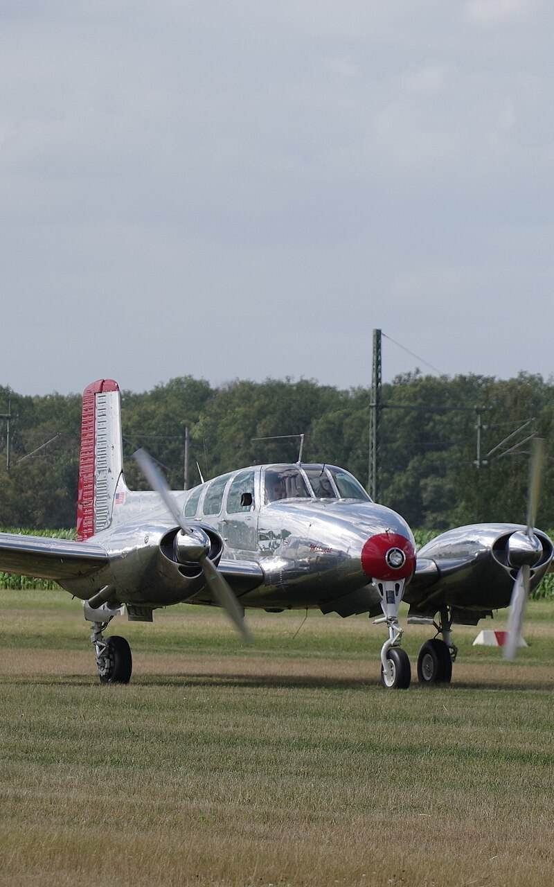 N3670B - Twin-engine aircraft