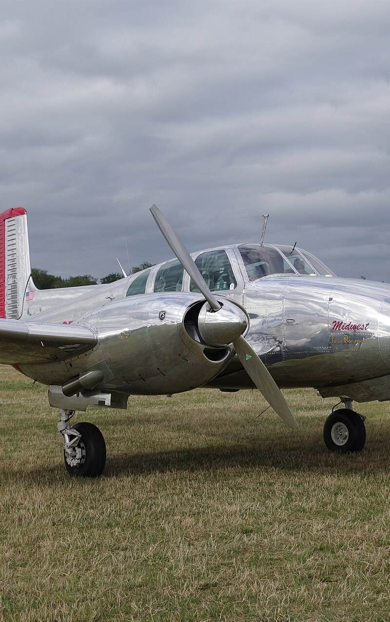 N3670B - Twin-engine aircraft