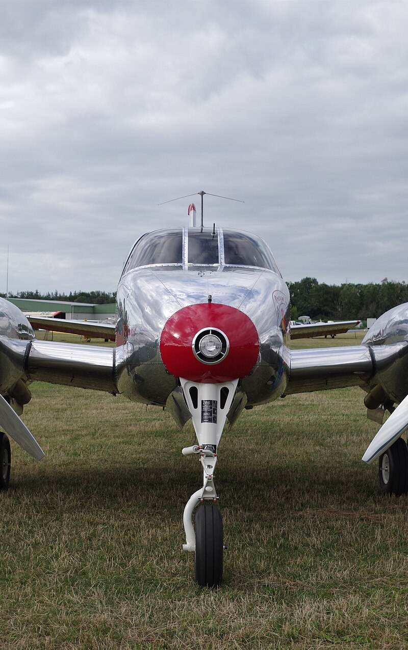 N3670B - Twin-engine aircraft