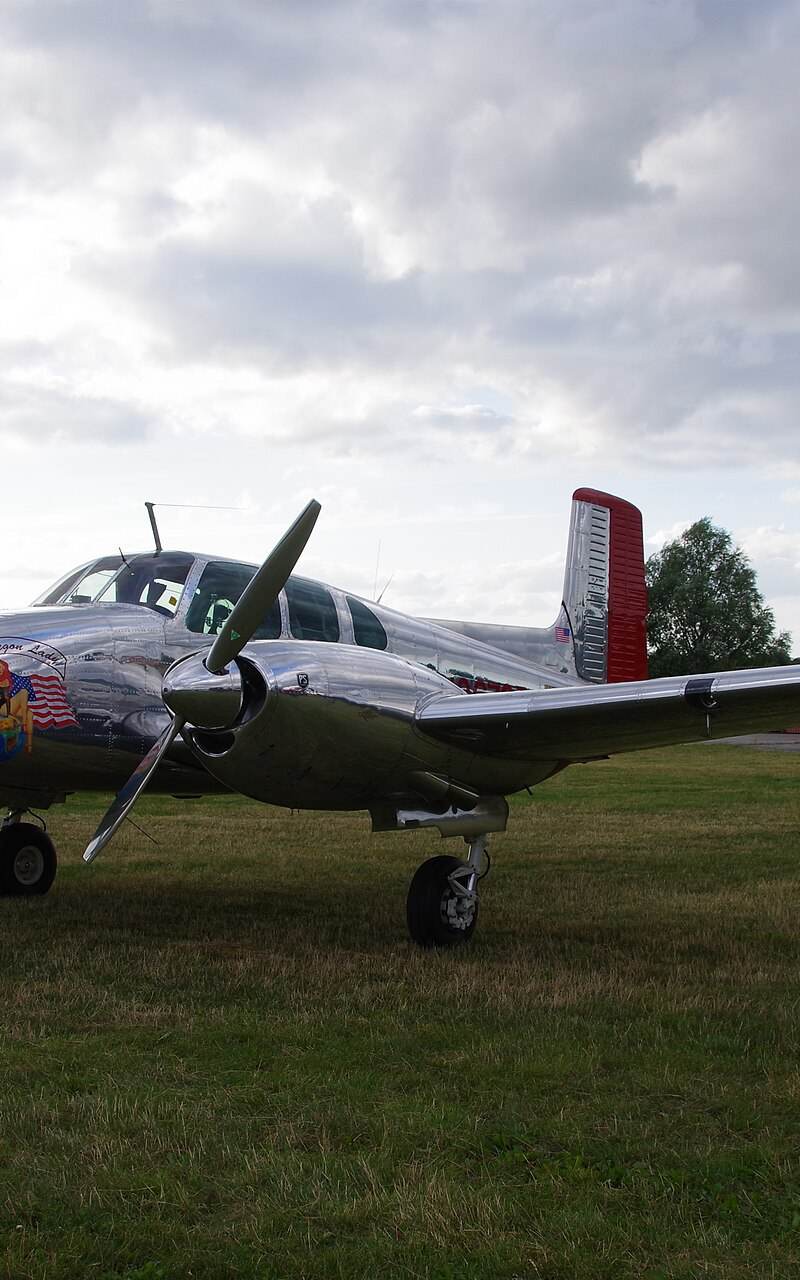N3670B - Twin-engine aircraft