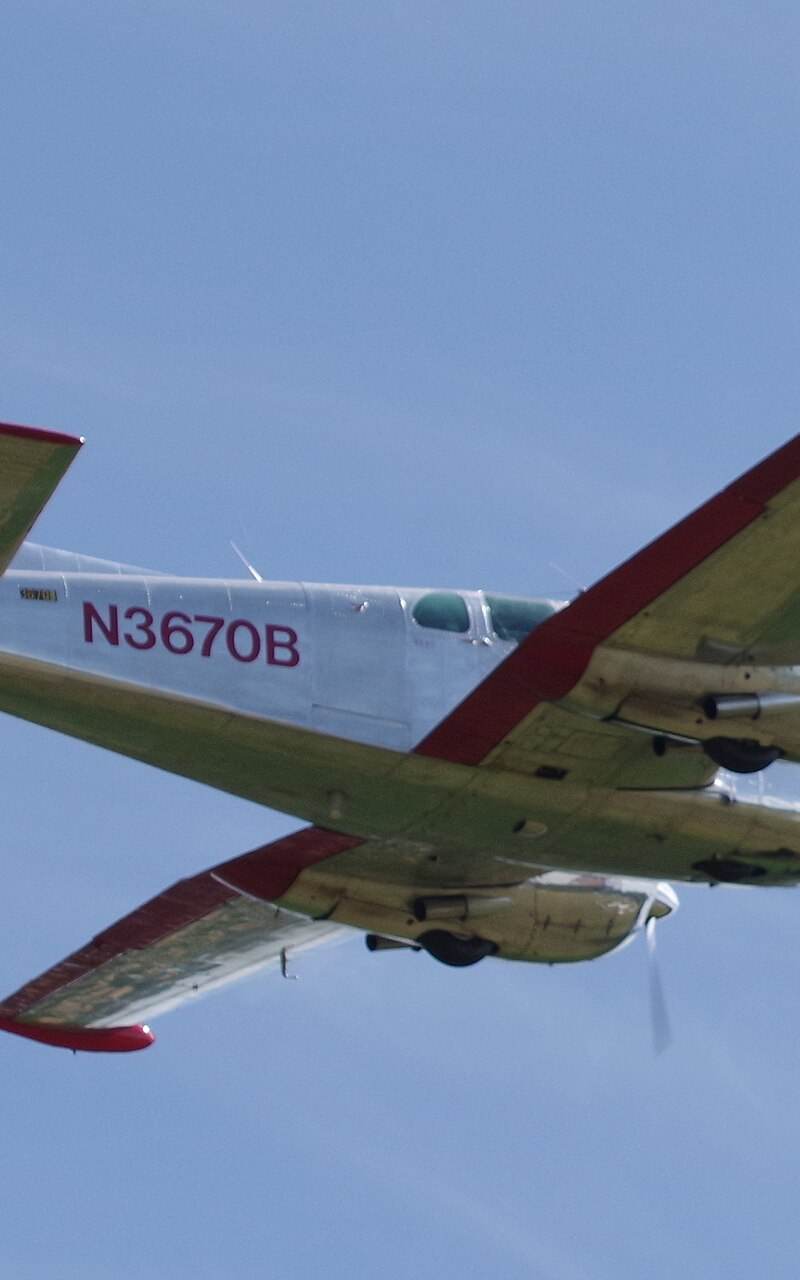N3670B - Twin-engine aircraft