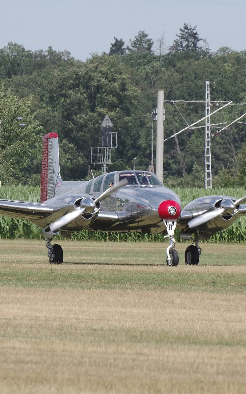 N3670B - Twin-engine aircraft