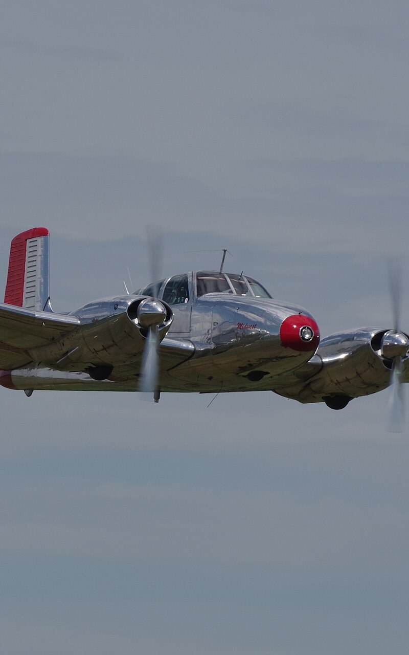 N3670B - Twin-engine aircraft
