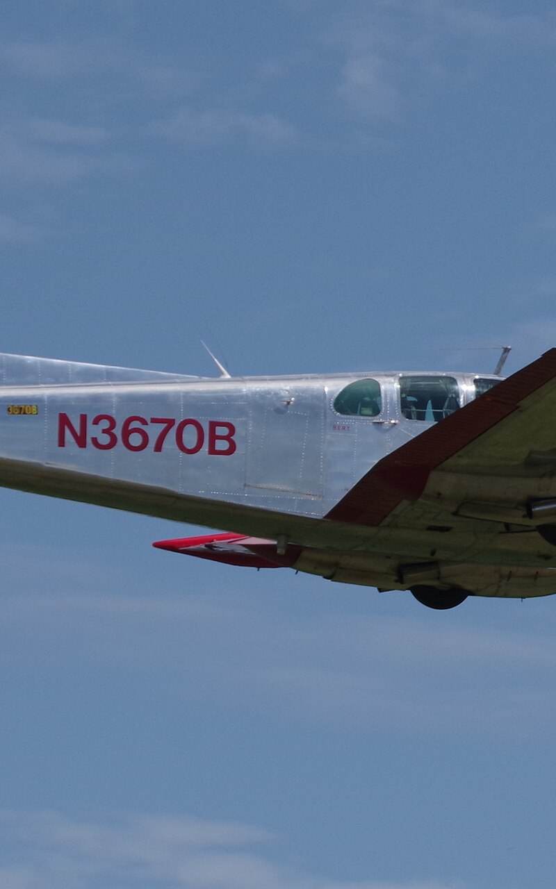 N3670B - Twin-engine aircraft