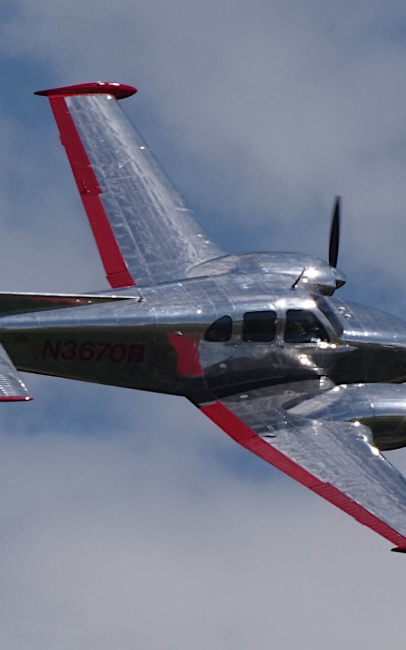 N3670B - Twin-engine aircraft