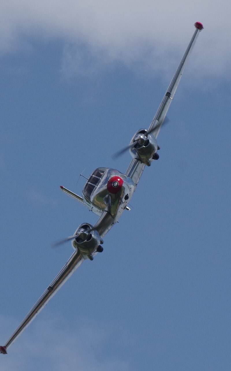 N3670B - Twin-engine aircraft