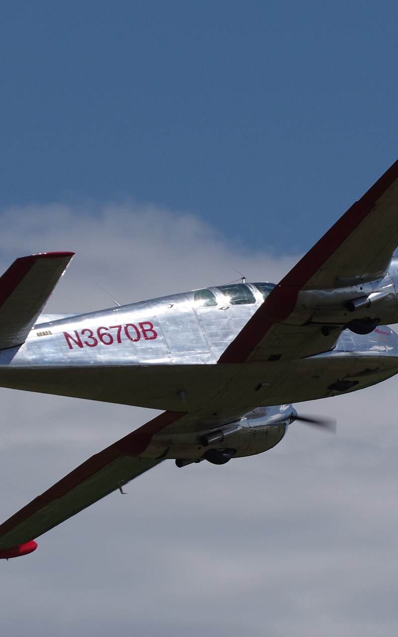 N3670B - Twin-engine aircraft