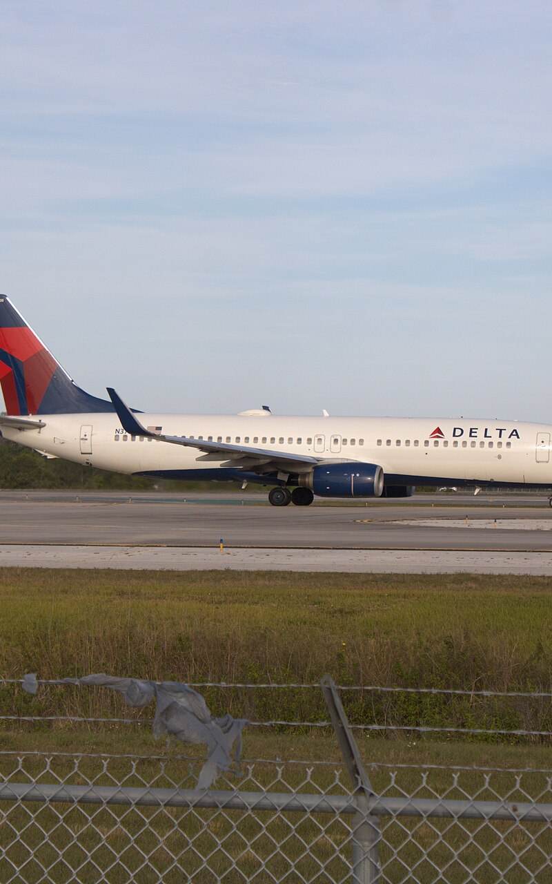 N3738B - Twin-engine aircraft