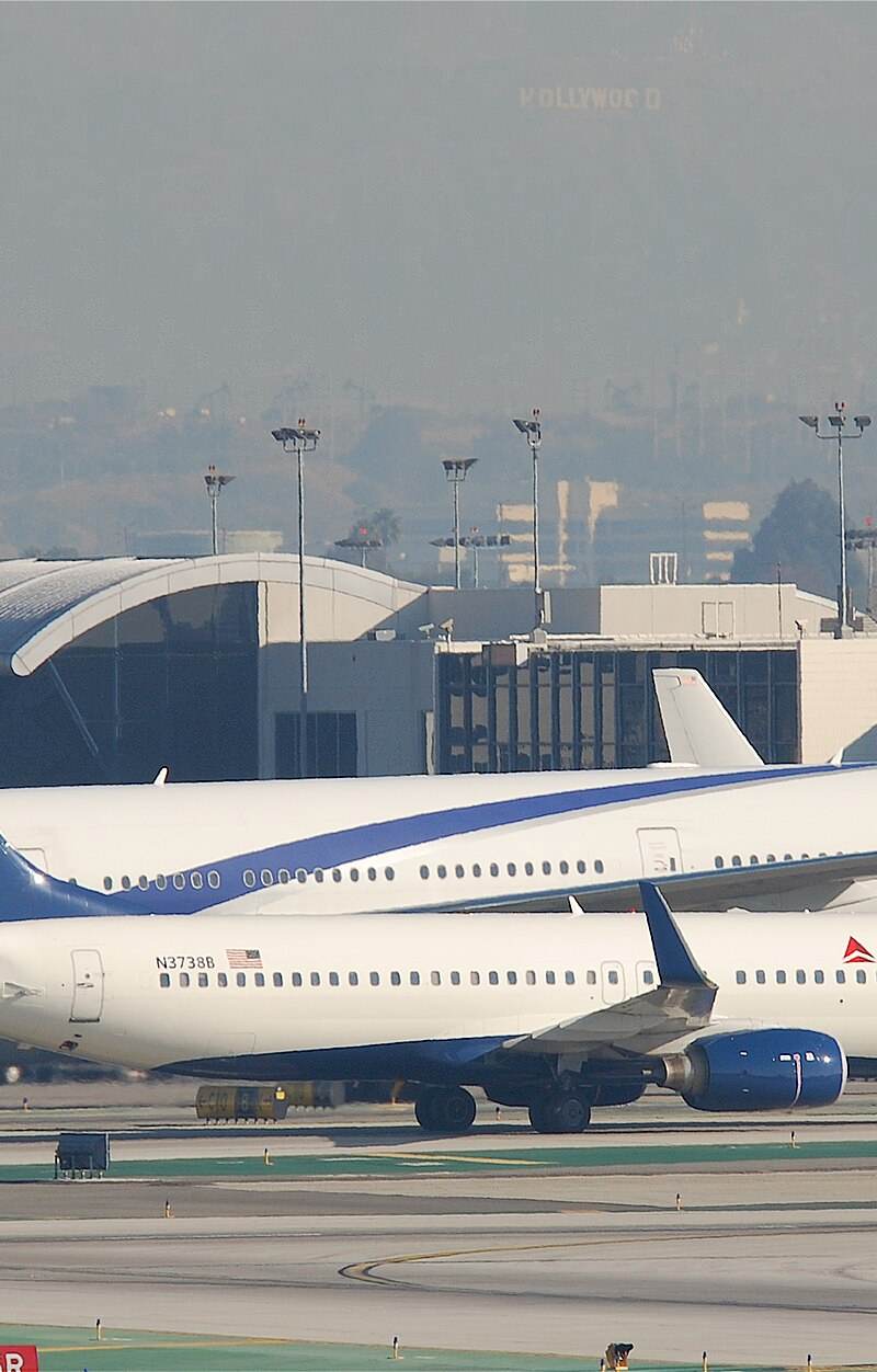 N3738B - Twin-engine aircraft