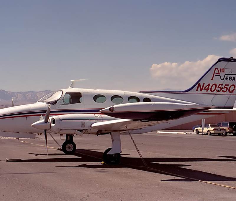 N4055Q - Twin-engine aircraft