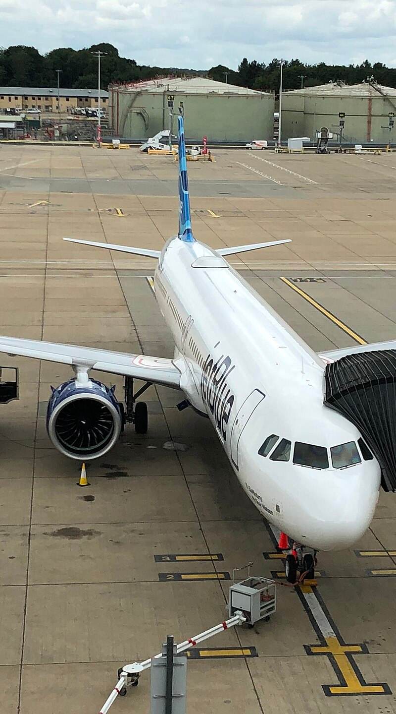 N4064J - Twin-engine aircraft