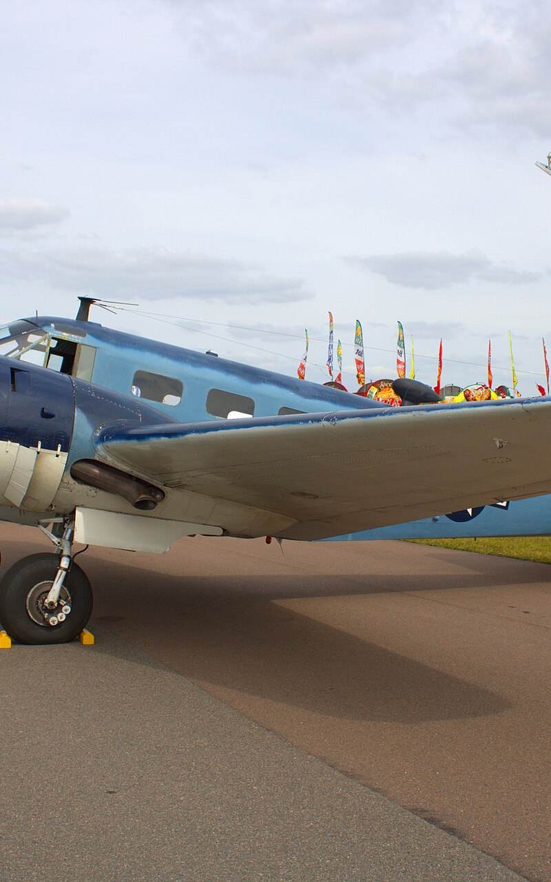 N4207 - Twin-engine aircraft