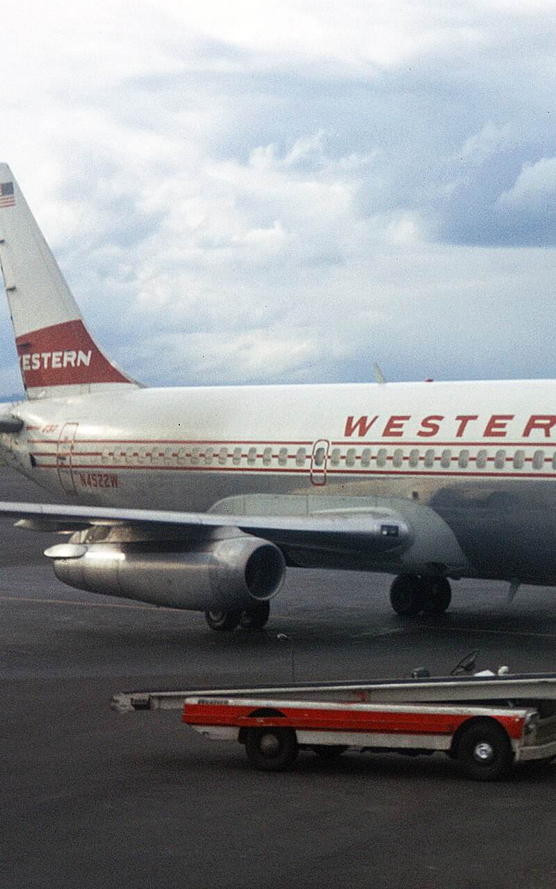 N4522W - Twin-engine aircraft