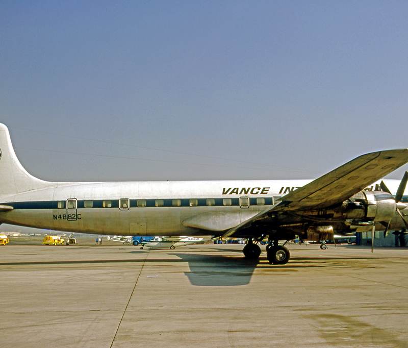 N4882C - Twin-engine aircraft
