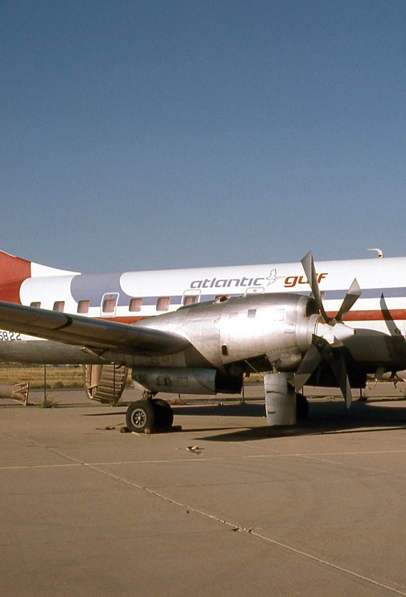 N5822 - Twin-engine aircraft