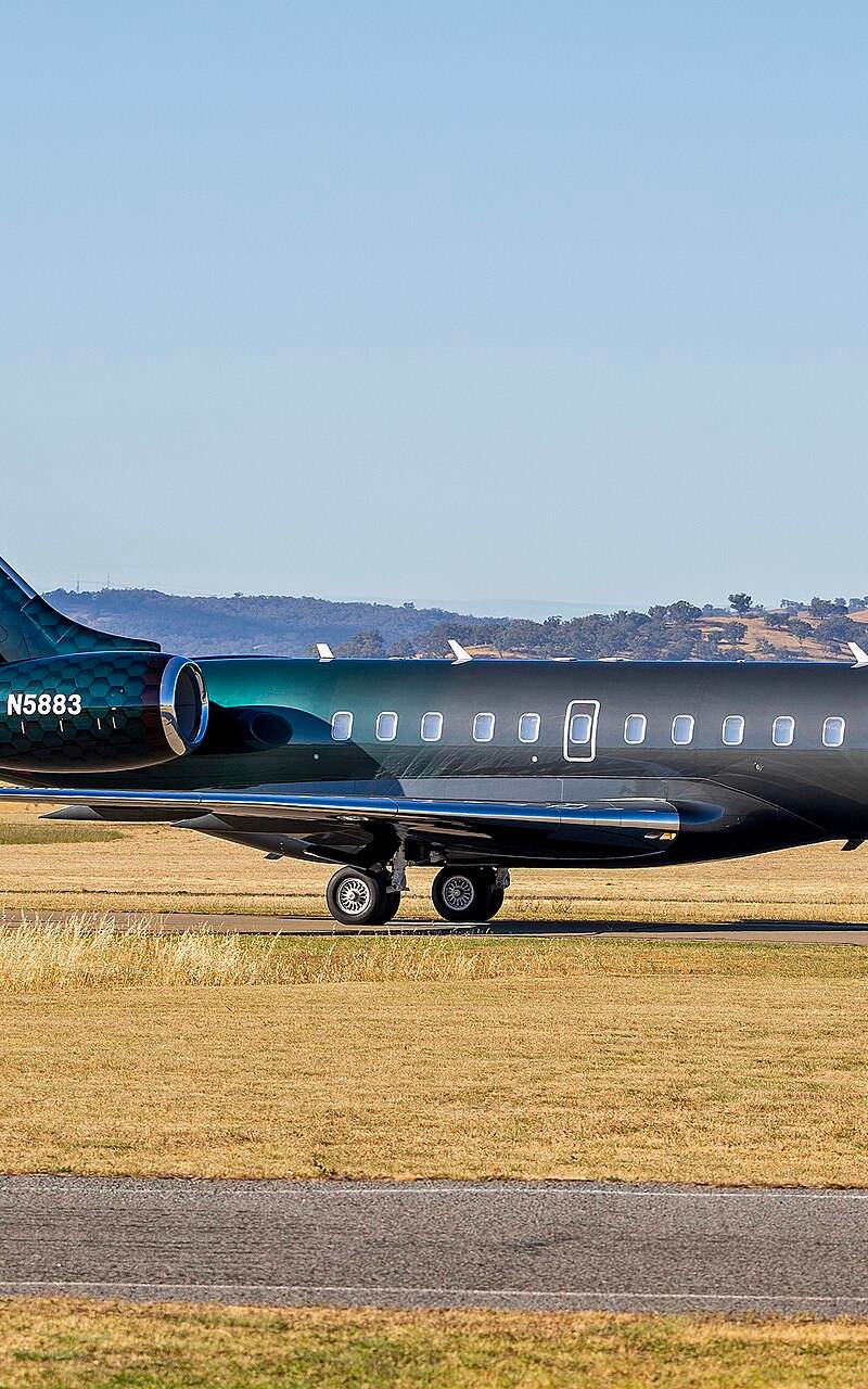 N5883 - Business jet