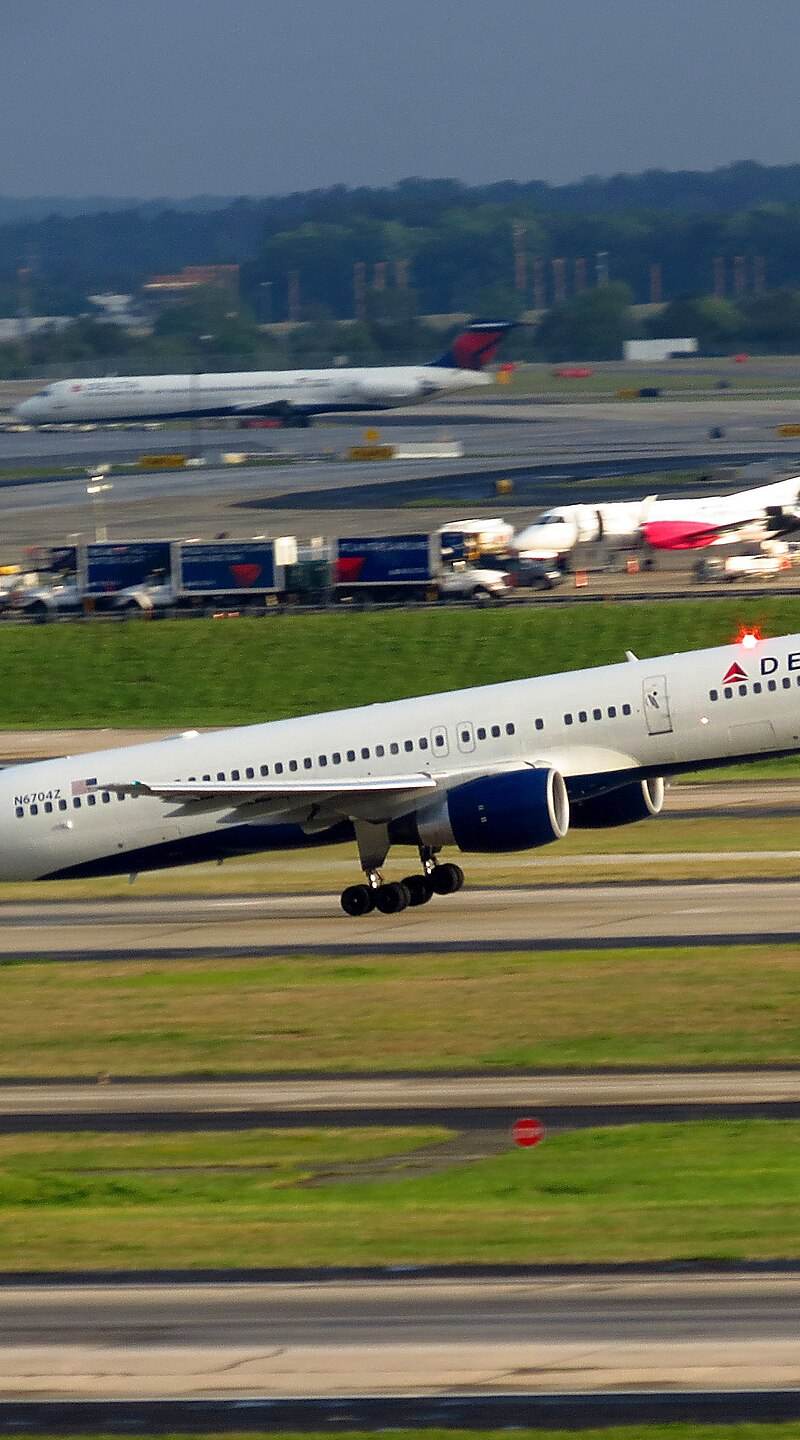 N6704Z - Twin-engine aircraft