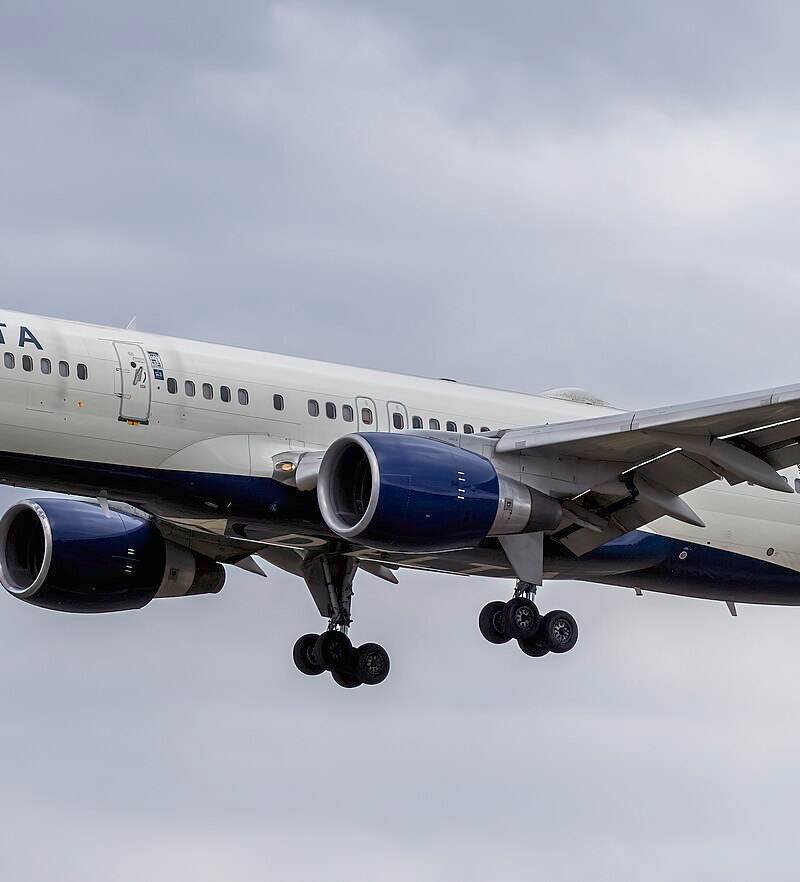 N6709 - Twin-engine aircraft