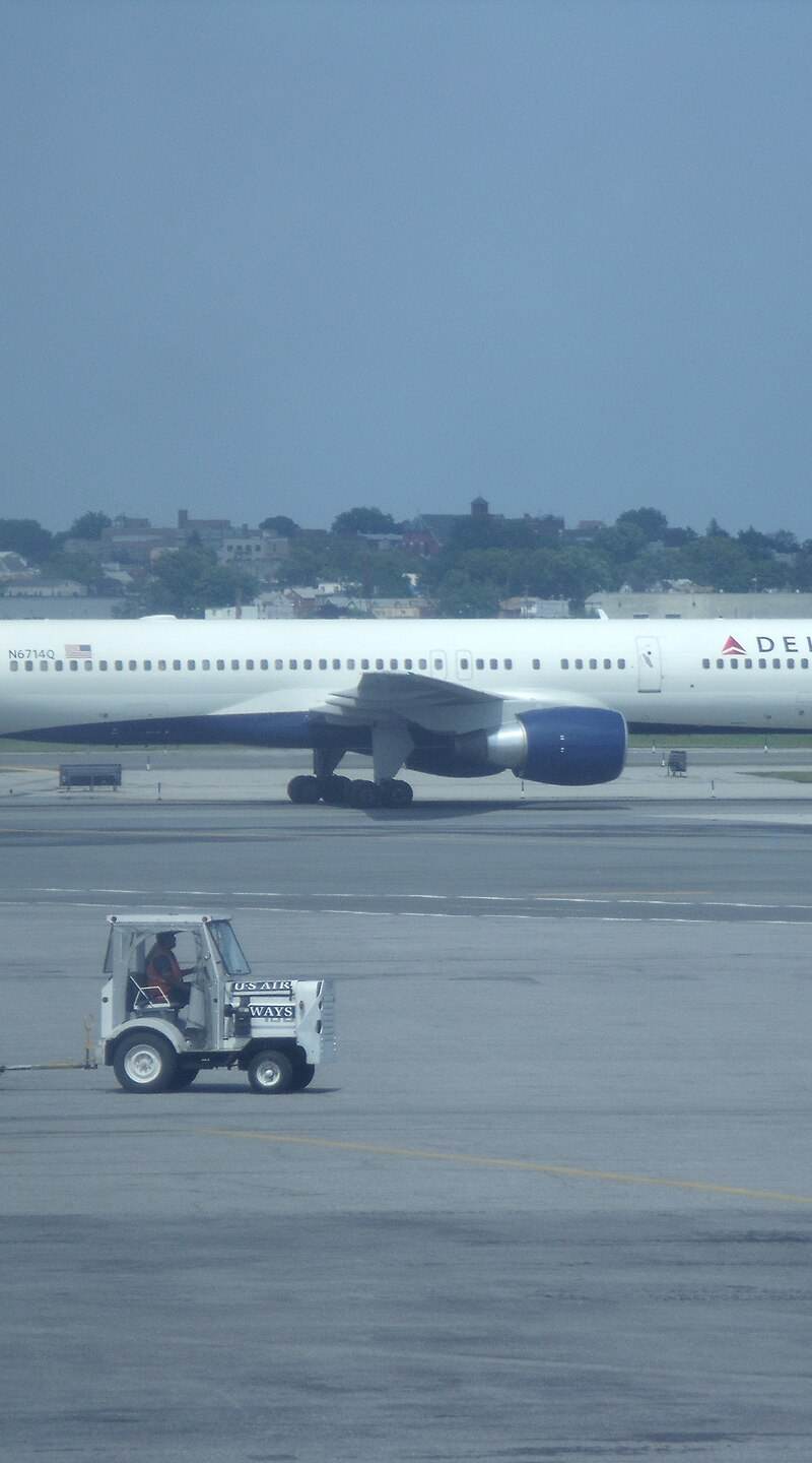 N6714Q - Twin-engine aircraft
