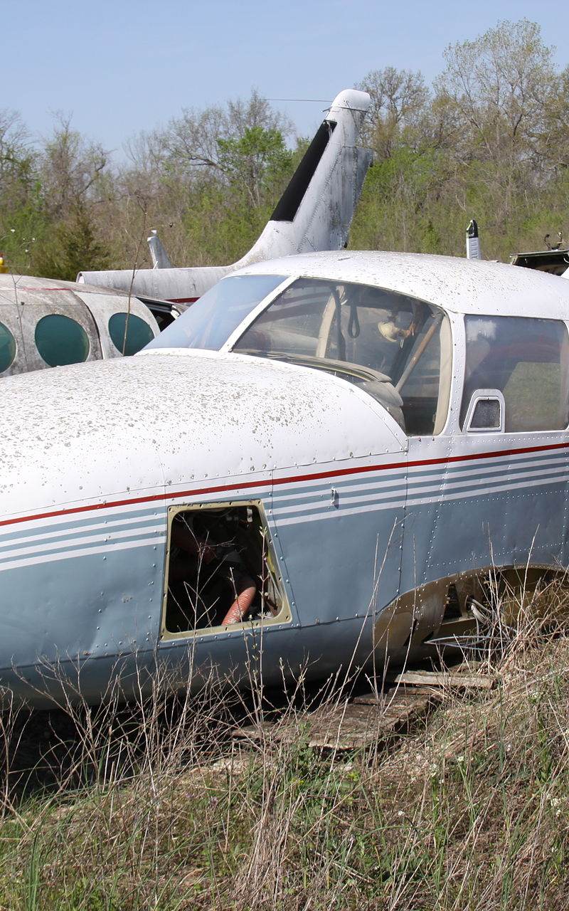 N6811Y - Twin-engine aircraft