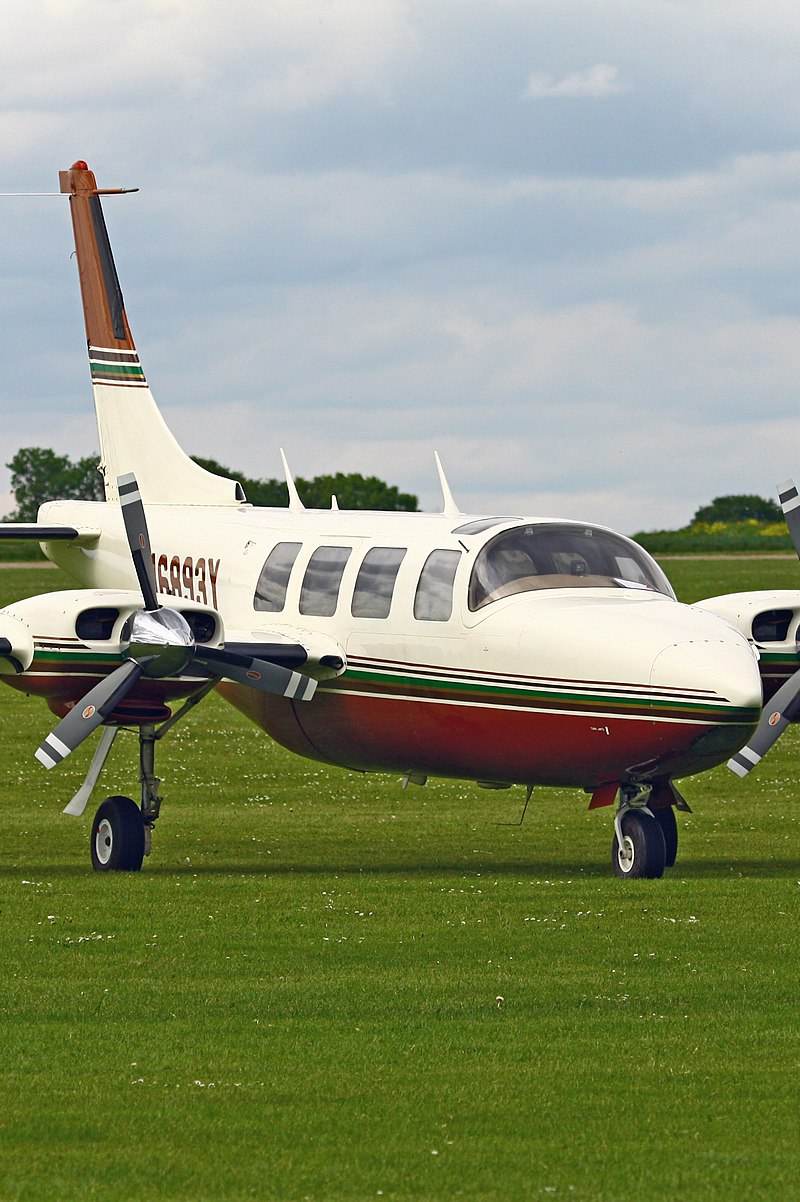 N6893Y - Twin-engine aircraft