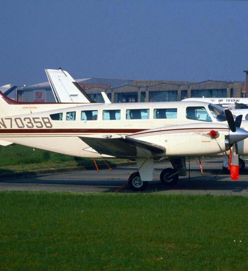 N7035B - Twin-engine aircraft