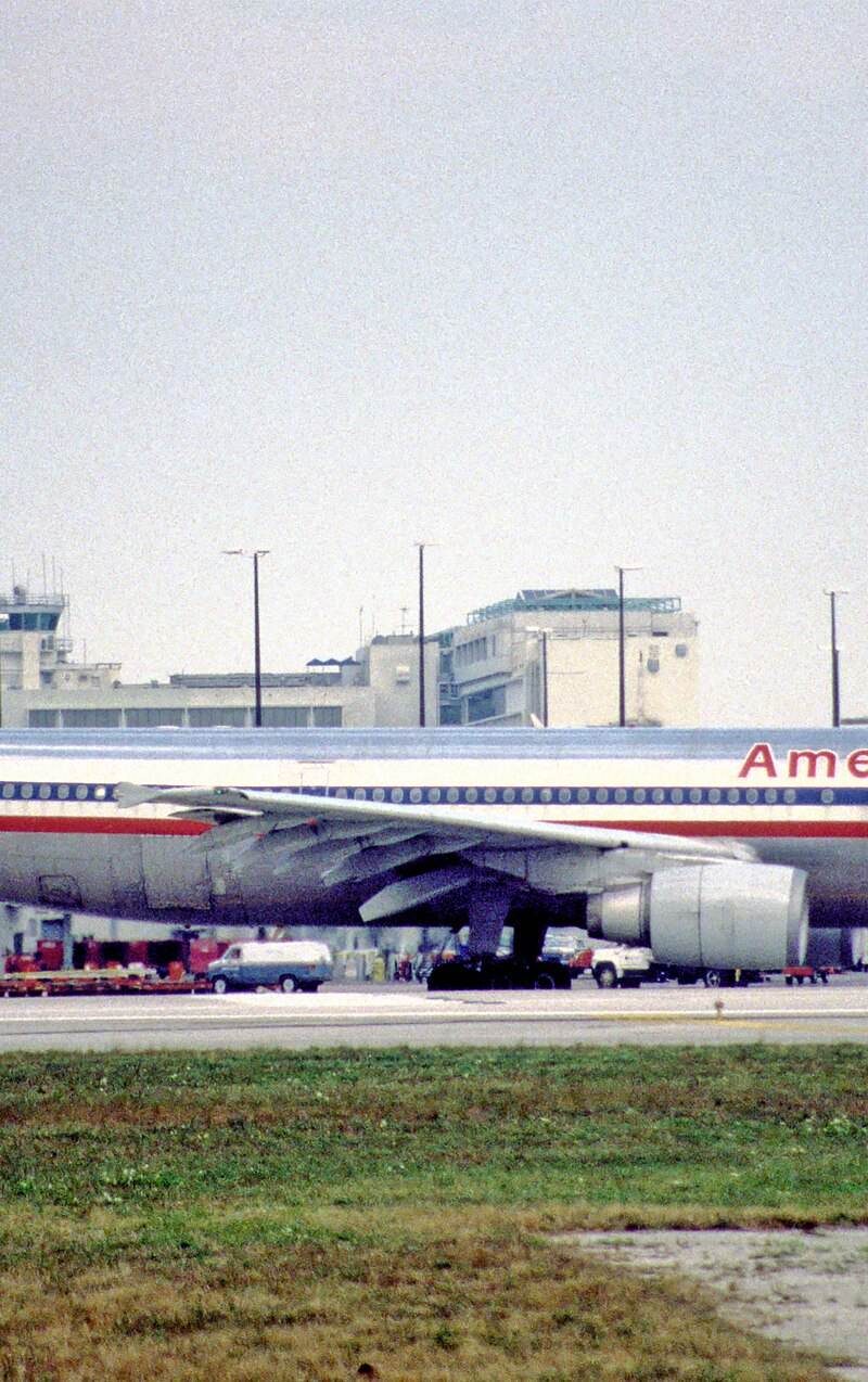 N7083A - Twin-engine aircraft