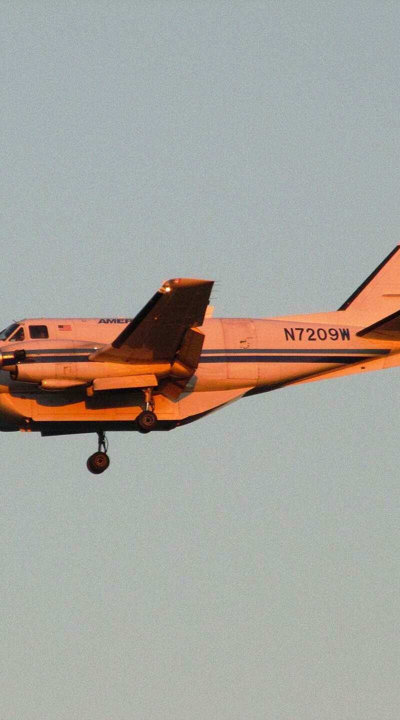 N7209W - Twin-engine aircraft
