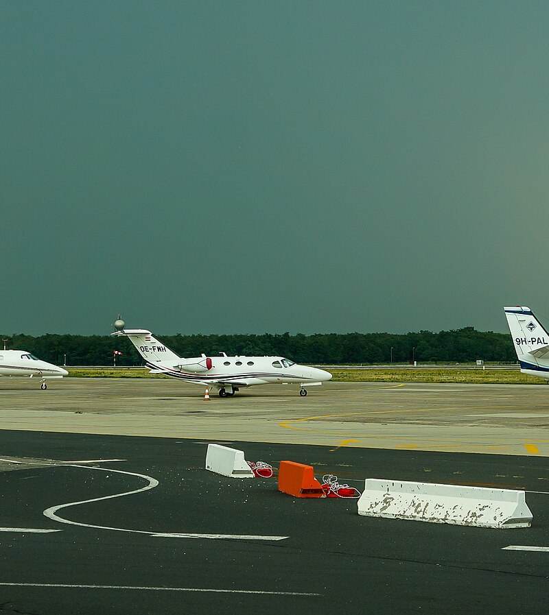 N7877T - Business jet