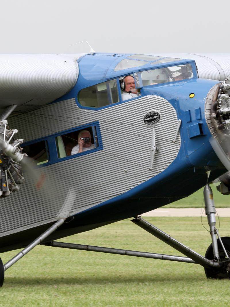N8407 - Twin-engine aircraft