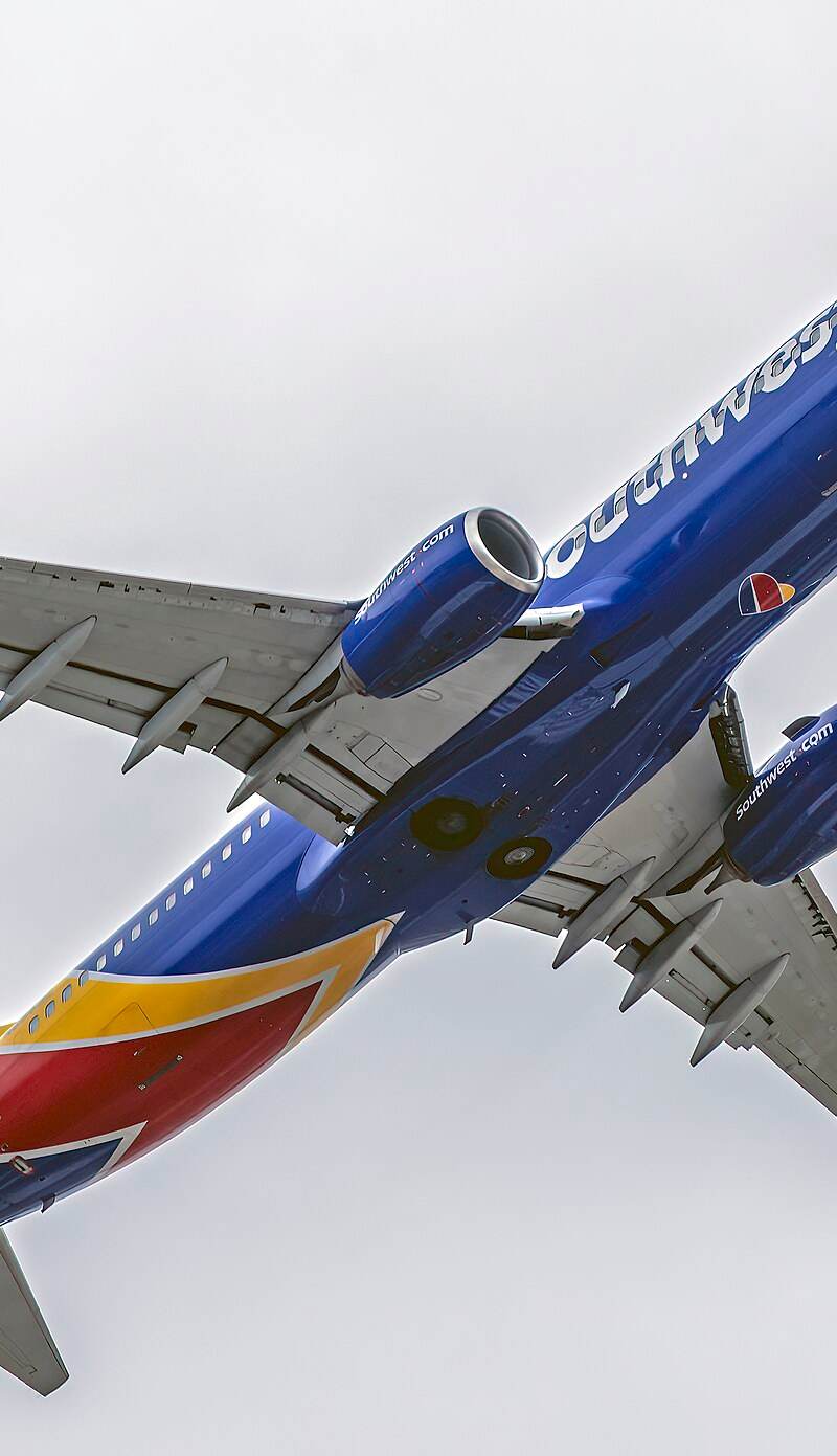 N8569Z - Twin-engine aircraft
