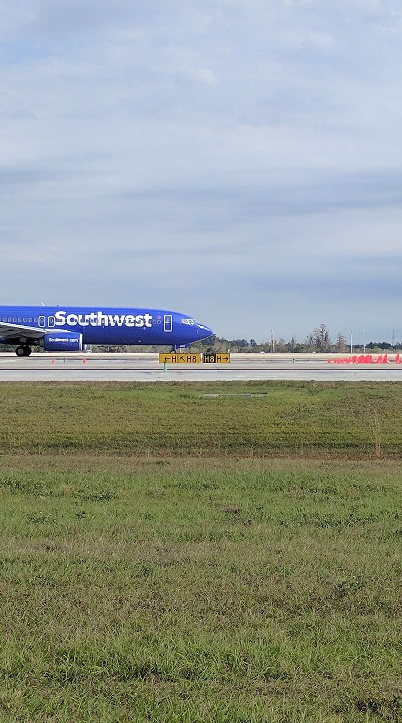 N8652B - Twin-engine aircraft