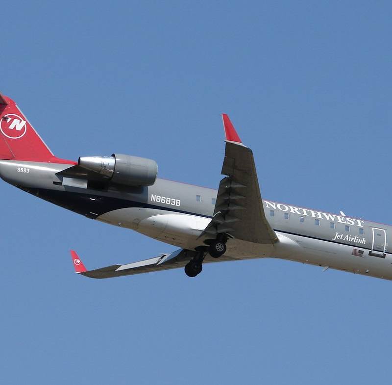 N8683B - Twin-engine aircraft