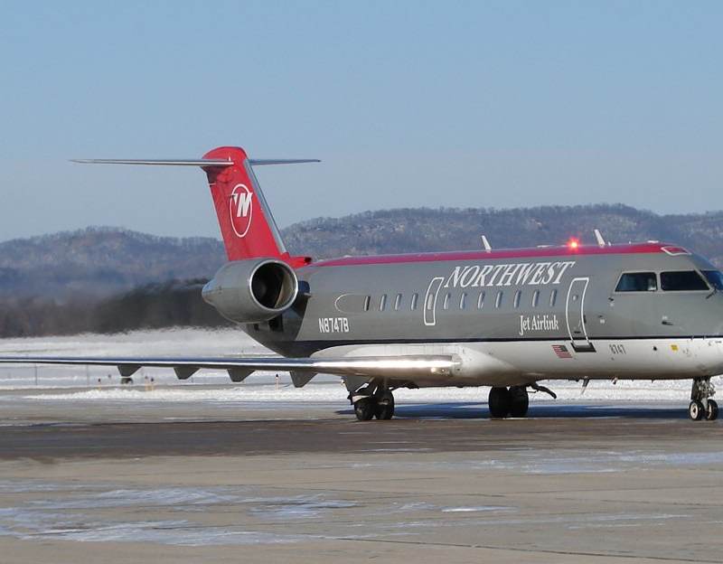N8747B - Twin-engine aircraft