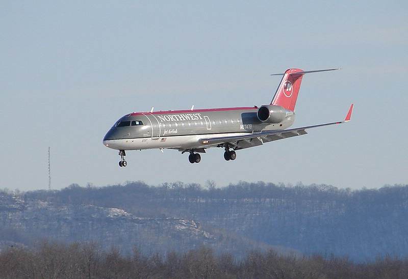 N8747B - Twin-engine aircraft