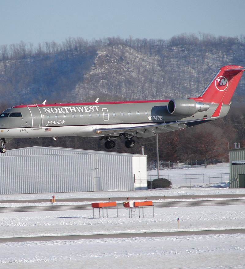 N8747B - Bombardier