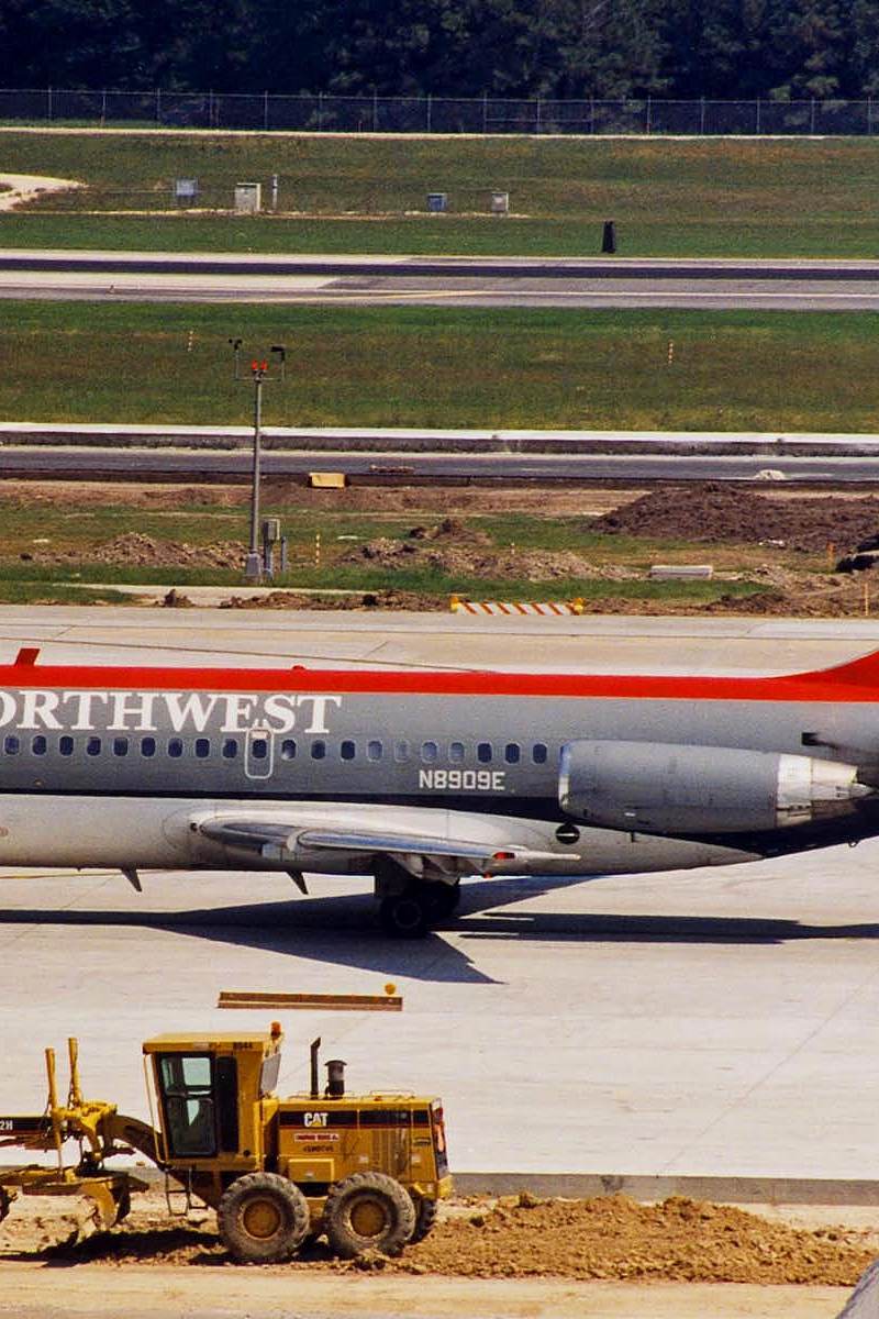 N8909E - Twin-engine aircraft