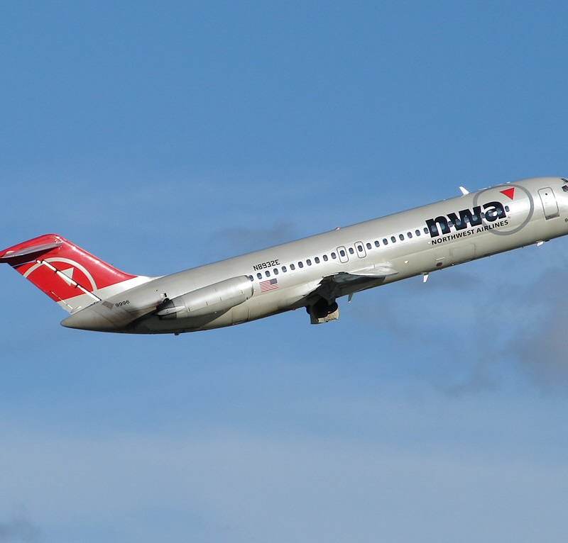 N8932E - Twin-engine aircraft
