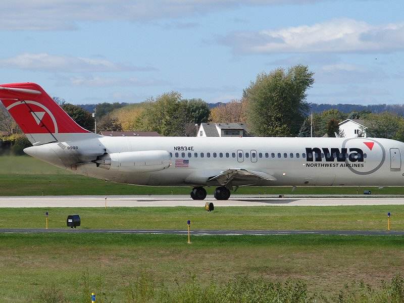 N8934E - Douglas