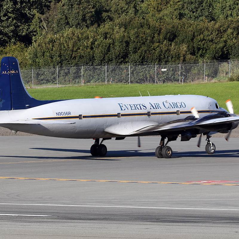 N9056R - Twin-engine aircraft